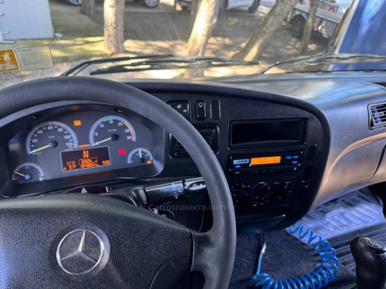 MERCEDES-BENZ - ACCELO 815 - 2015/2016 - Azul - Sob Consulta